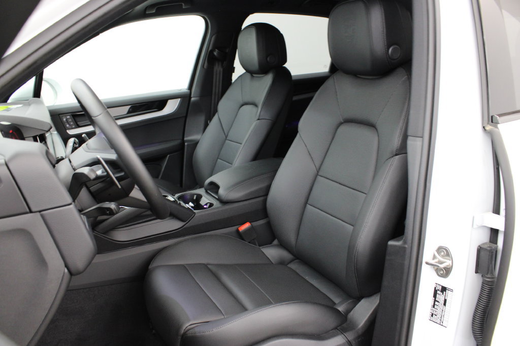 Used 2024 Porsche Cayenne S AWD/4WD image 5