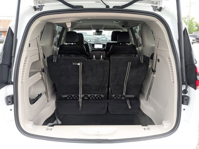 Used 2023 Chrysler Pacifica Touring-L FWD image 19