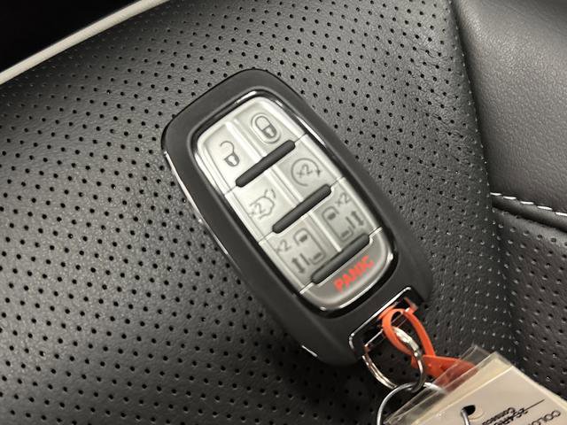 New 2026 Chrysler Pacifica Limited w/ Uconnect Theater Family Group image 28