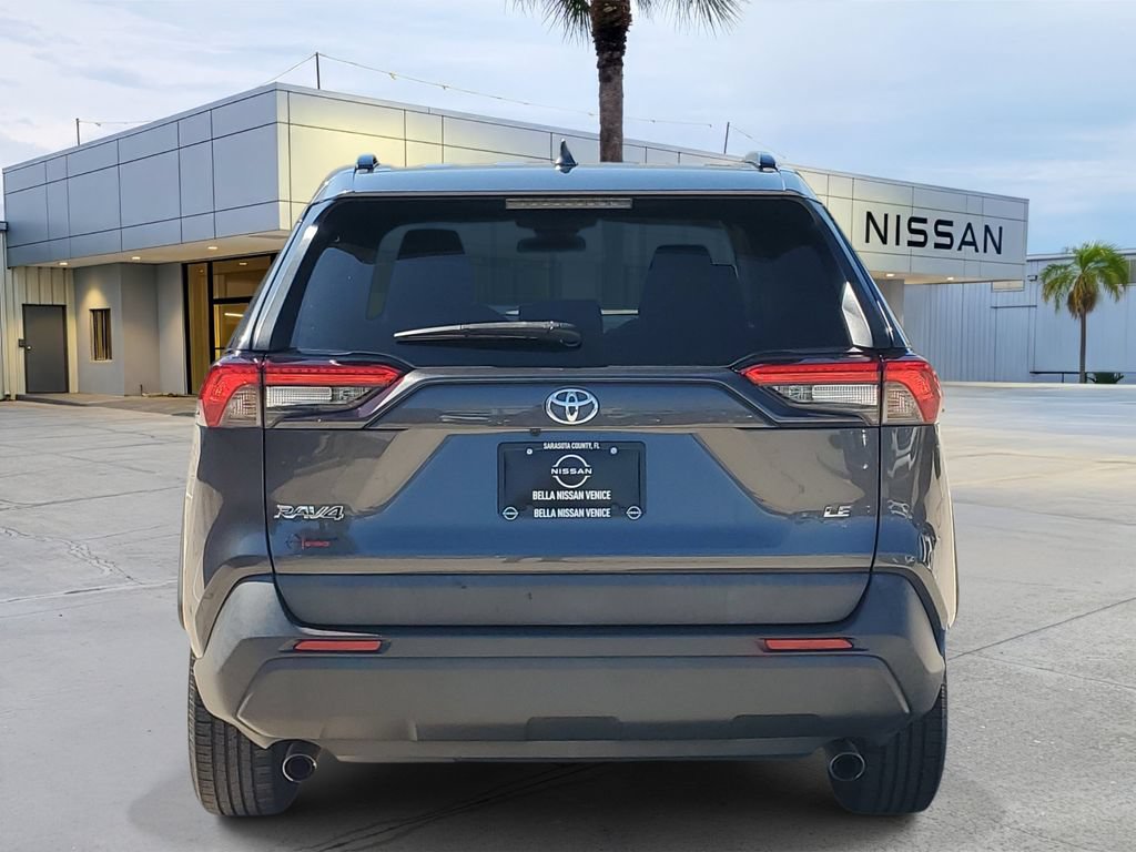 Used 2019 Toyota RAV4 LE FWD image 5
