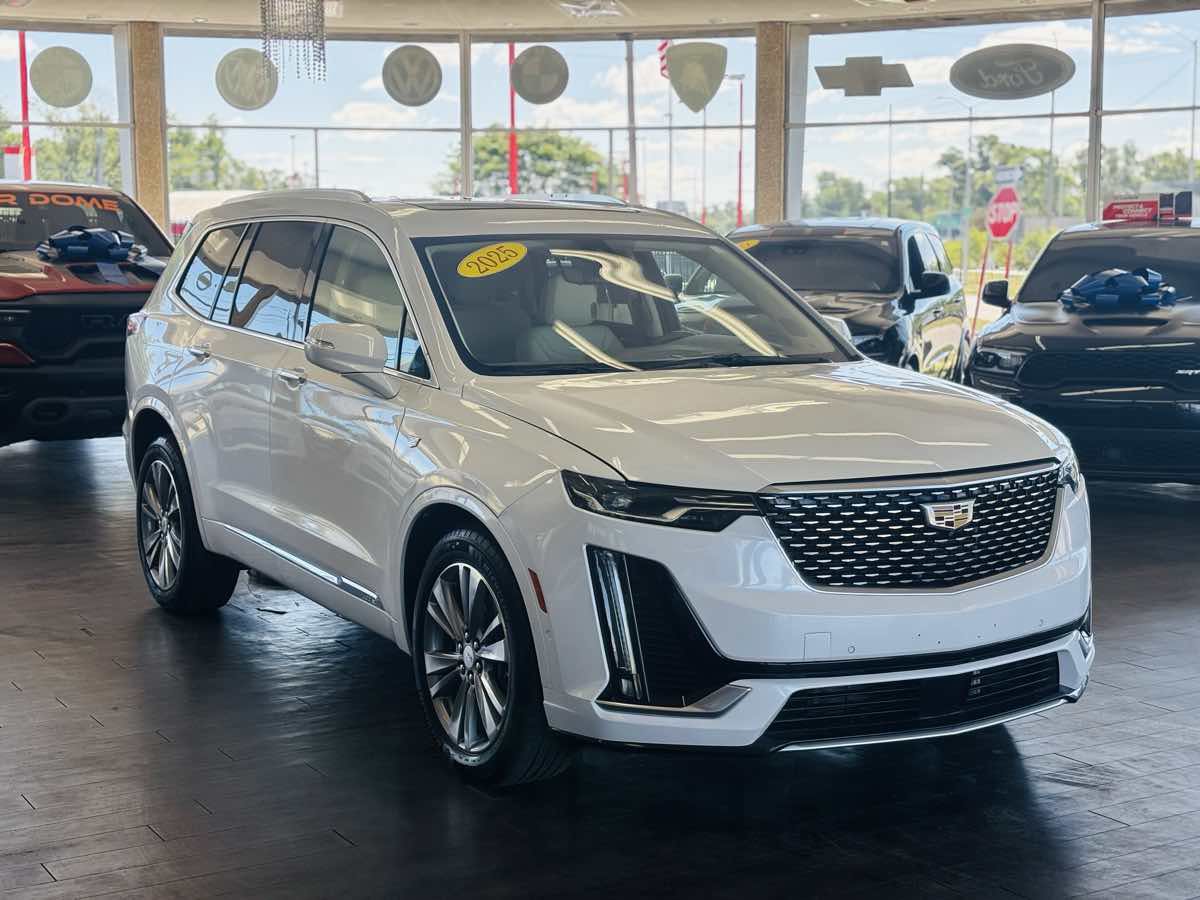 Used 2025 Cadillac XT6 Premium Luxury w/ Technology Package AWD/4WD image 1