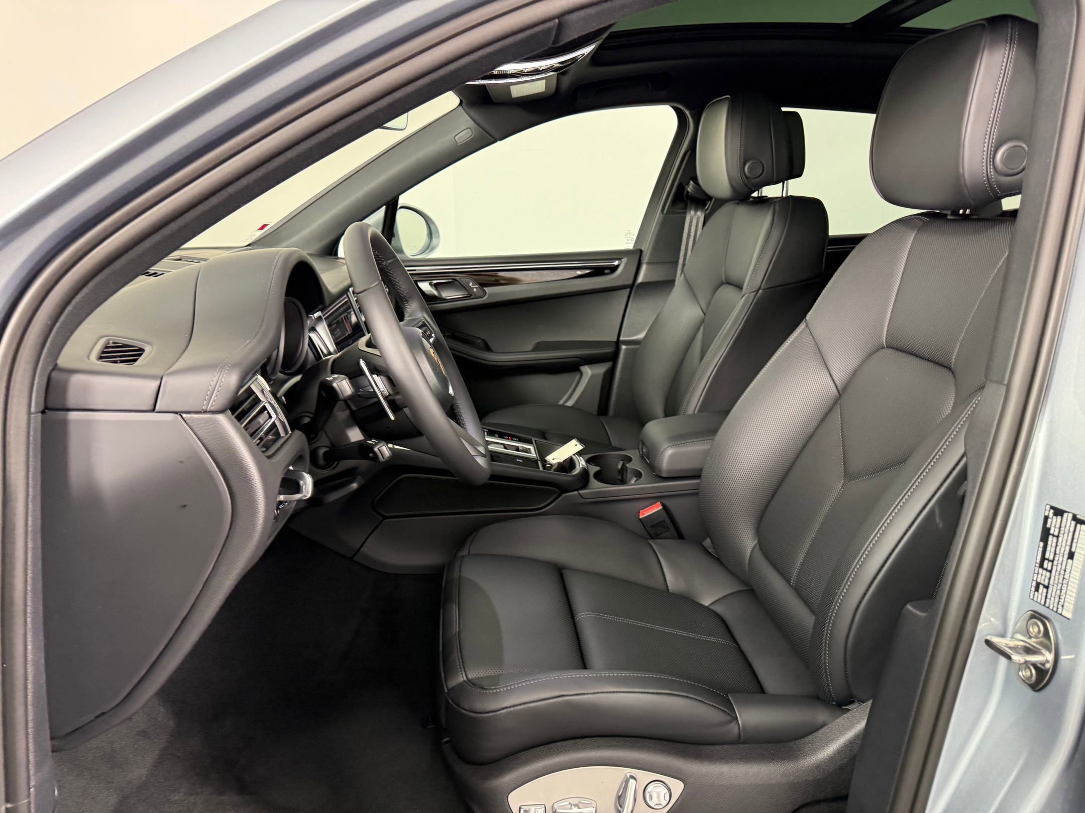 Certified 2026 Porsche Macan AWD/4WD image 5