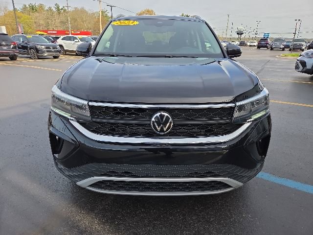 Used 2023 Volkswagen Taos SE w/ Panoramic Sunroof Package FWD image 2