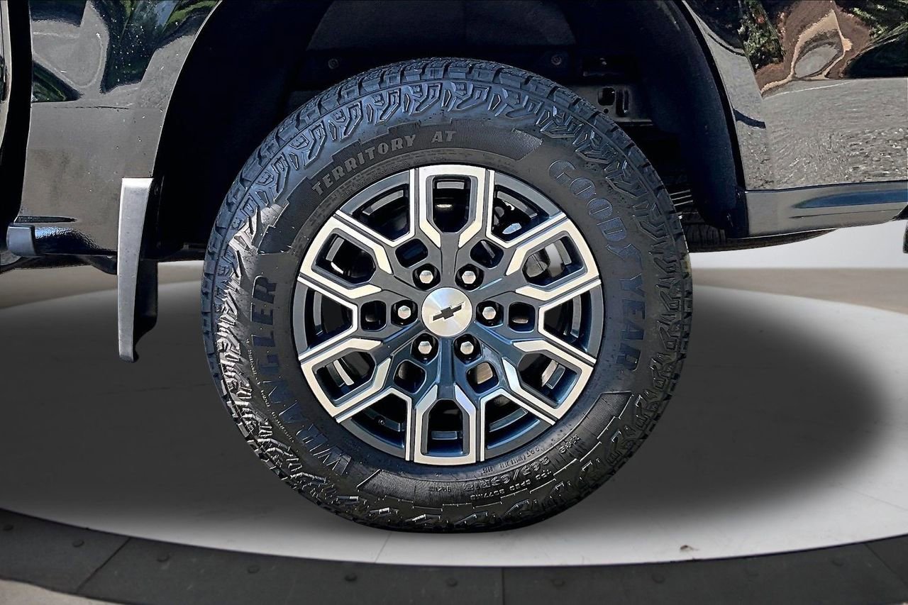 Used 2025 Chevrolet Colorado Z71 w/ Technology Package AWD/4WD image 34