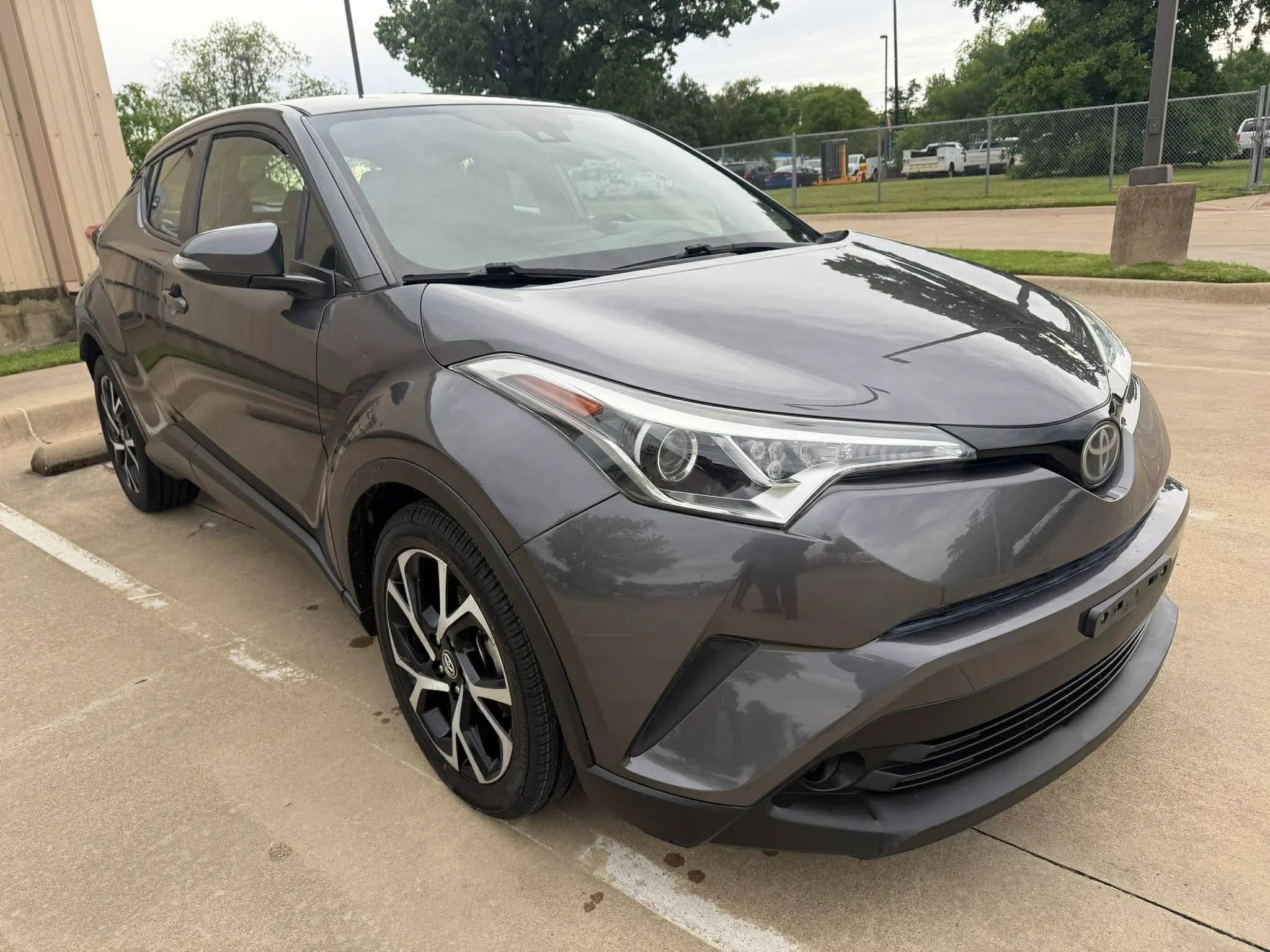 Used 2018 Toyota C-HR XLE FWD image 3