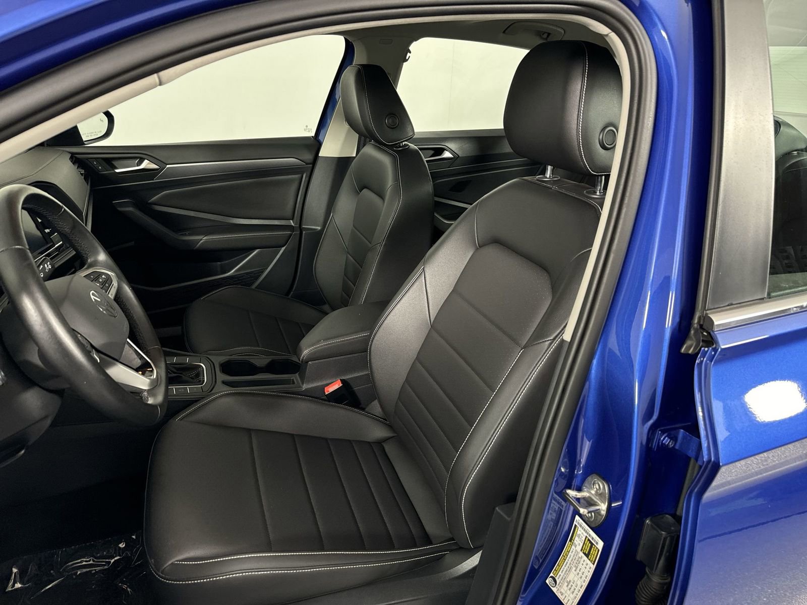 Used 2023 Volkswagen Jetta SE w/ Panoramic Sunroof Package image 19