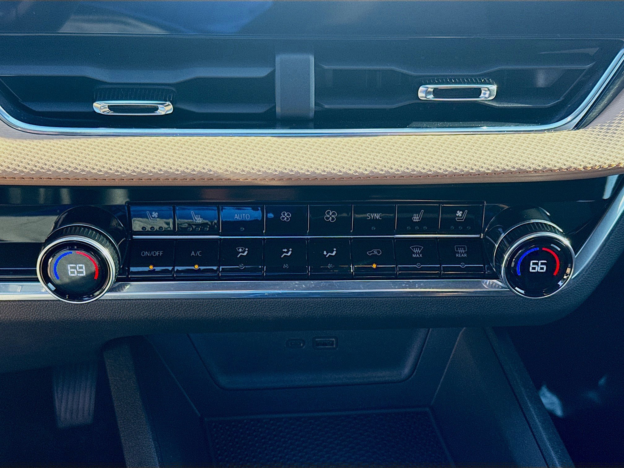 Used 2025 Chevrolet Equinox ACTIV w/ Safety and Technology Package image 14