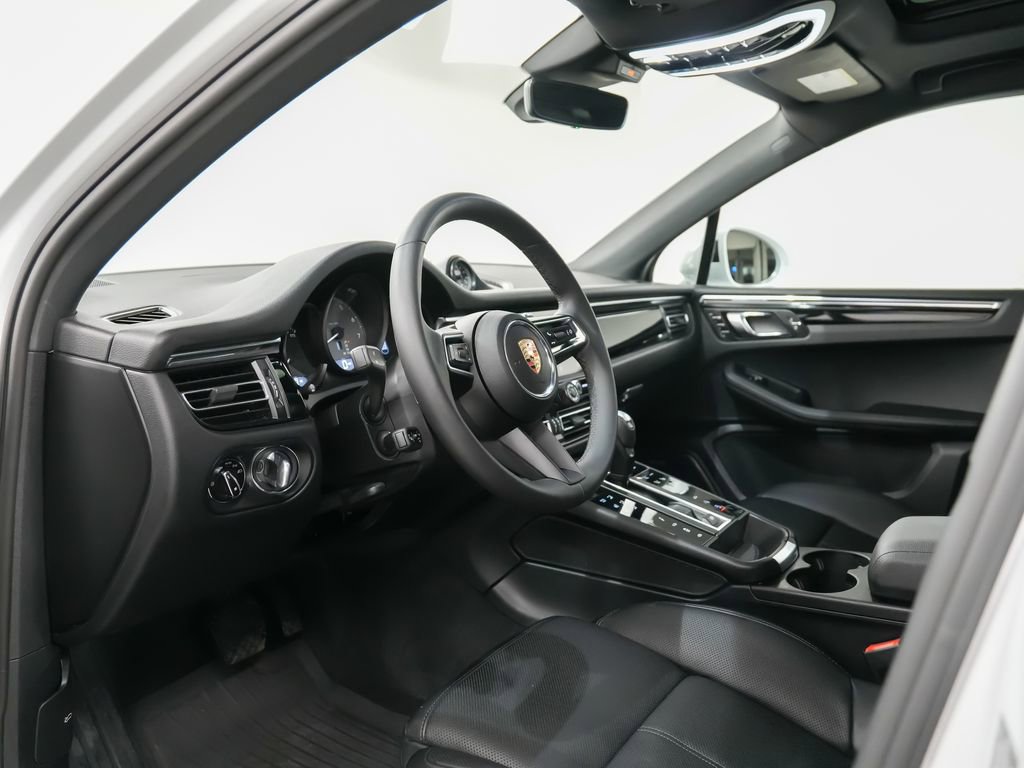 Certified 2025 Porsche Macan S image 4