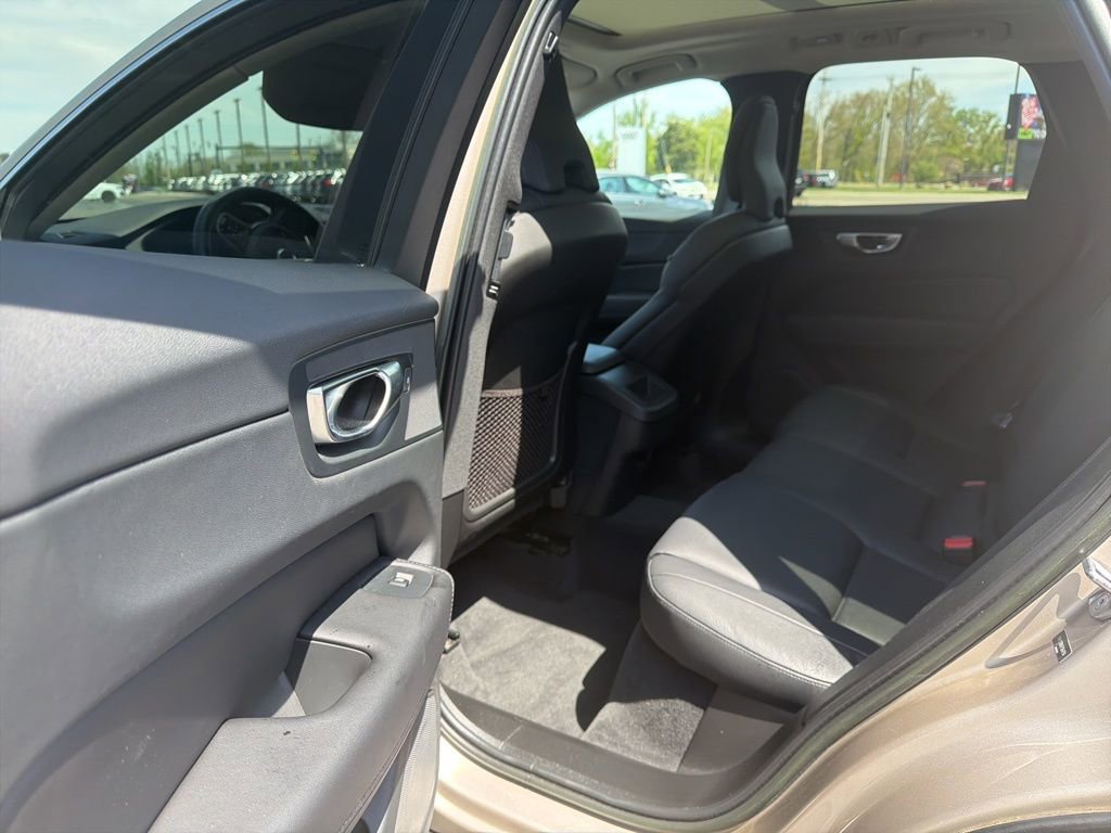 Used 2023 Volvo XC60 B5 Plus image 7
