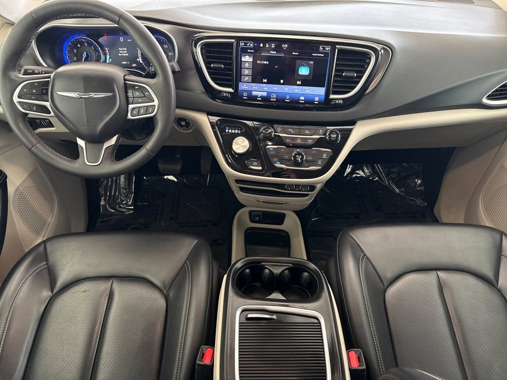 Used 2023 Chrysler Pacifica Touring-L FWD image 12