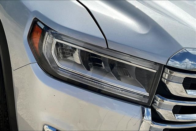 Used 2020 GMC Acadia SLE w/ Driver Convenience Package FWD image 32