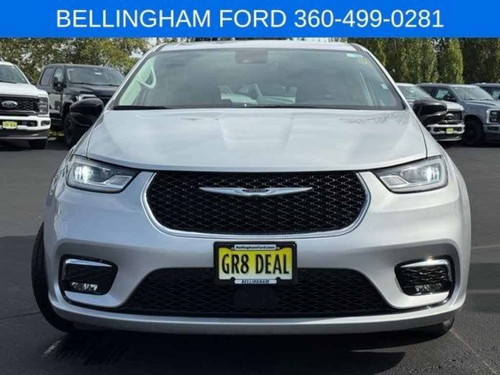 Used 2024 Chrysler Pacifica Touring-L image 2