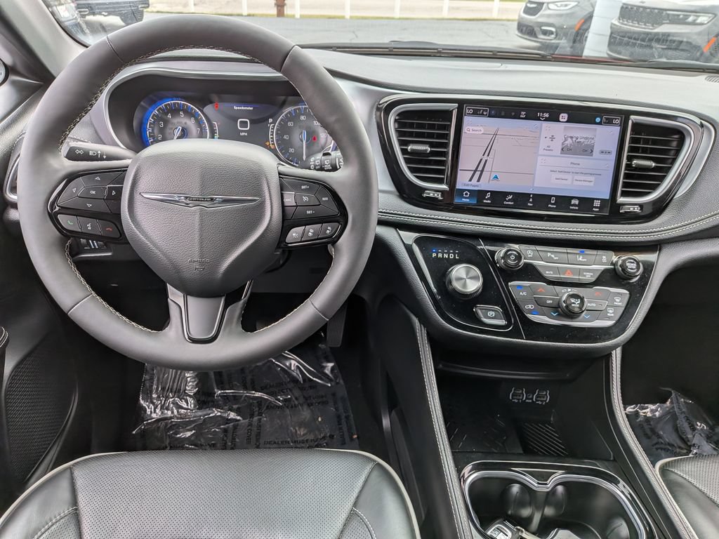 Used 2025 Chrysler Pacifica Limited FWD image 27