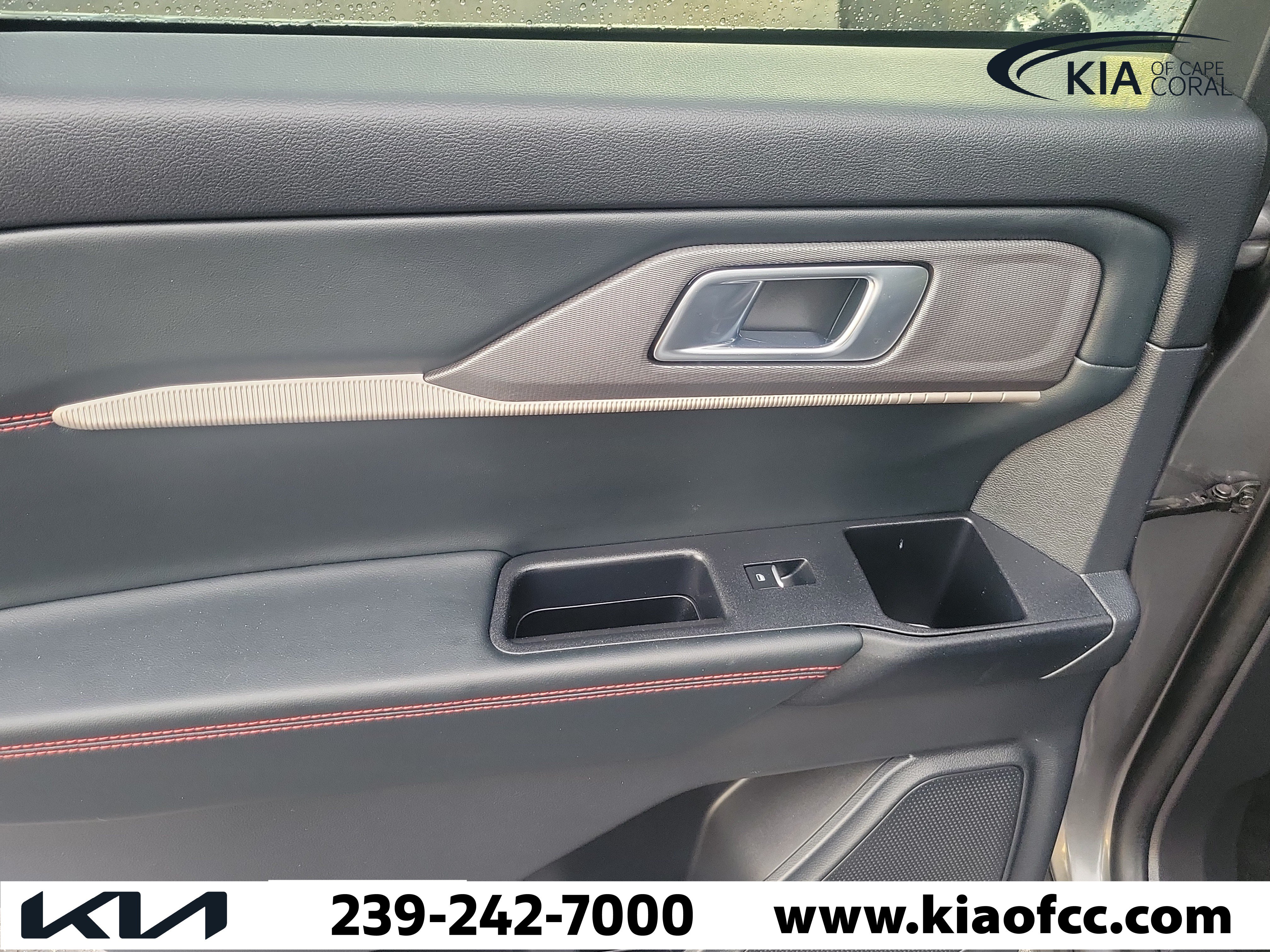 Used 2025 Ford Explorer ST-Line w/ ST-Line Street Pack AWD/4WD image 16