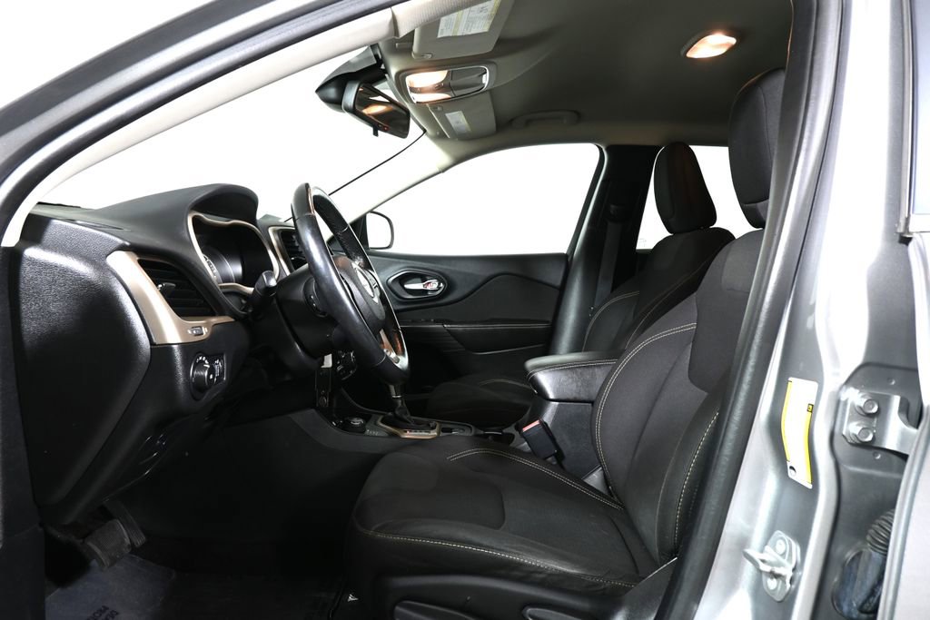 Used 2016 Jeep Cherokee Latitude w/ Cold Weather Group image 3