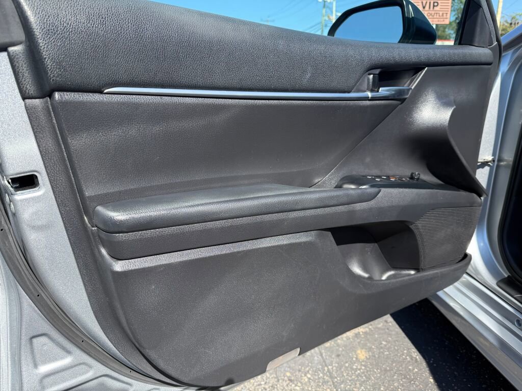 Used 2019 Toyota Camry LE image 9