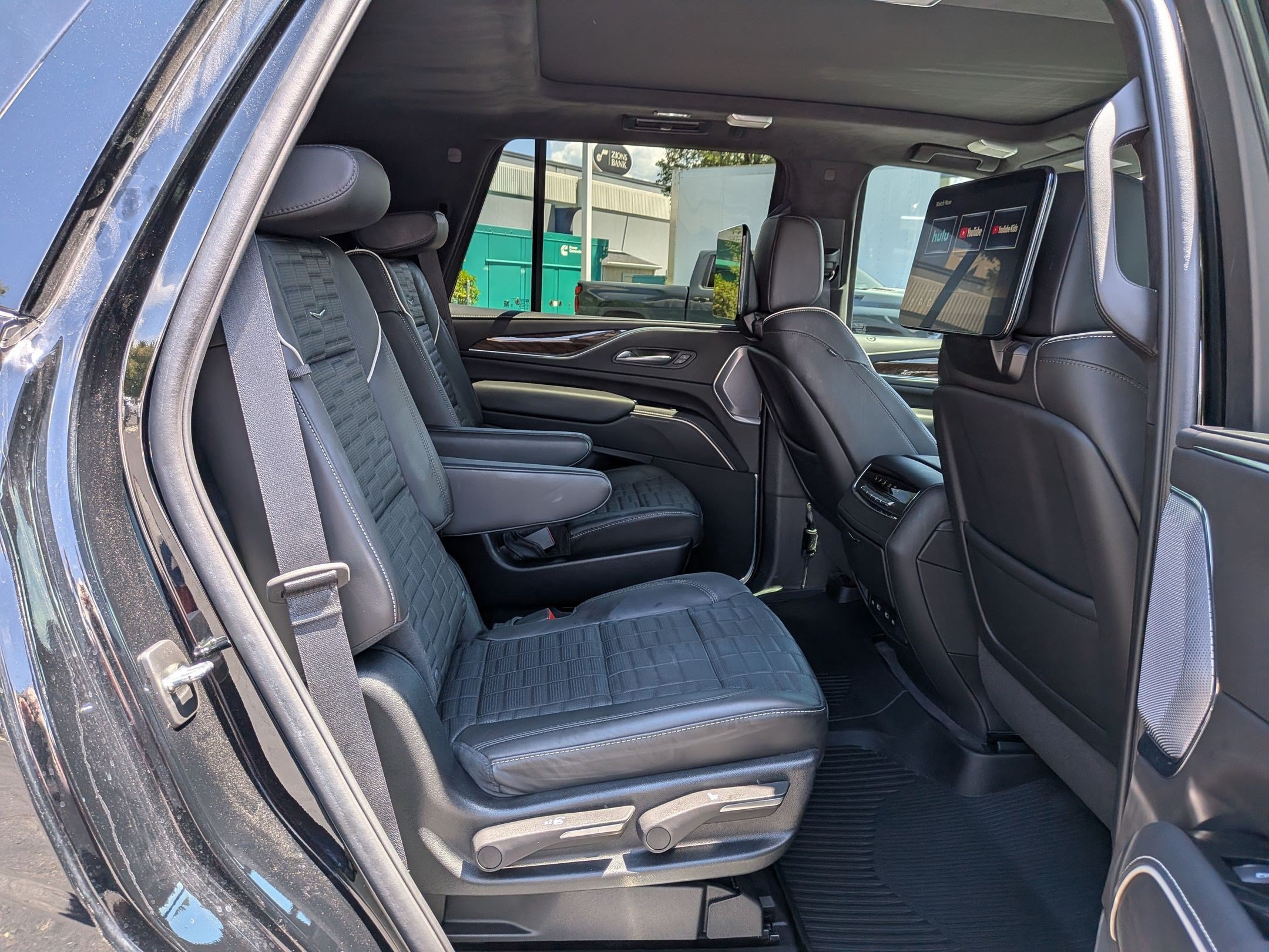 Certified 2024 Cadillac Escalade Sport Platinum w/ LPO, ONYX Package AWD/4WD image 29