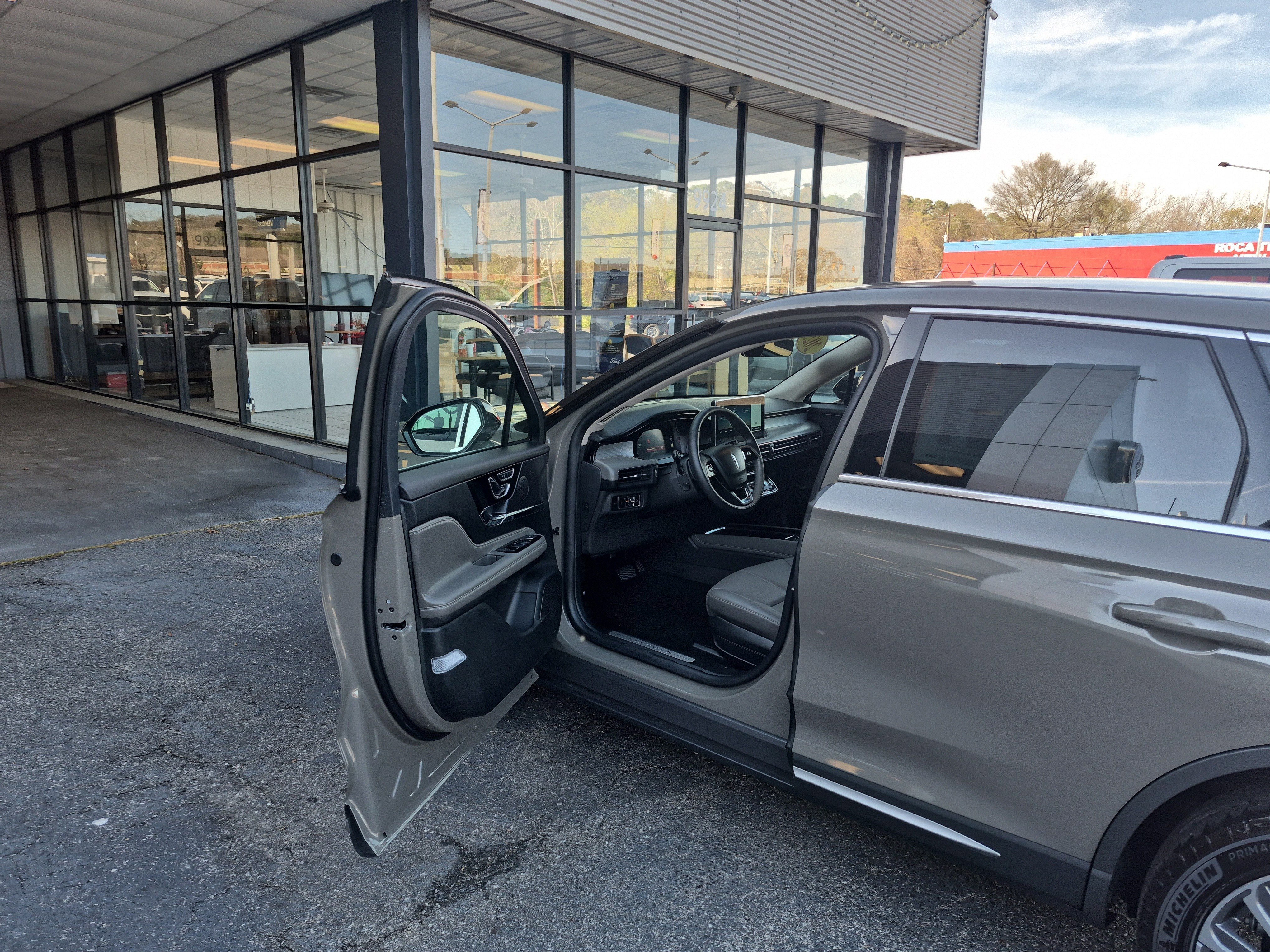 Used 2025 Lincoln Corsair Reserve w/ Towing Package image 9