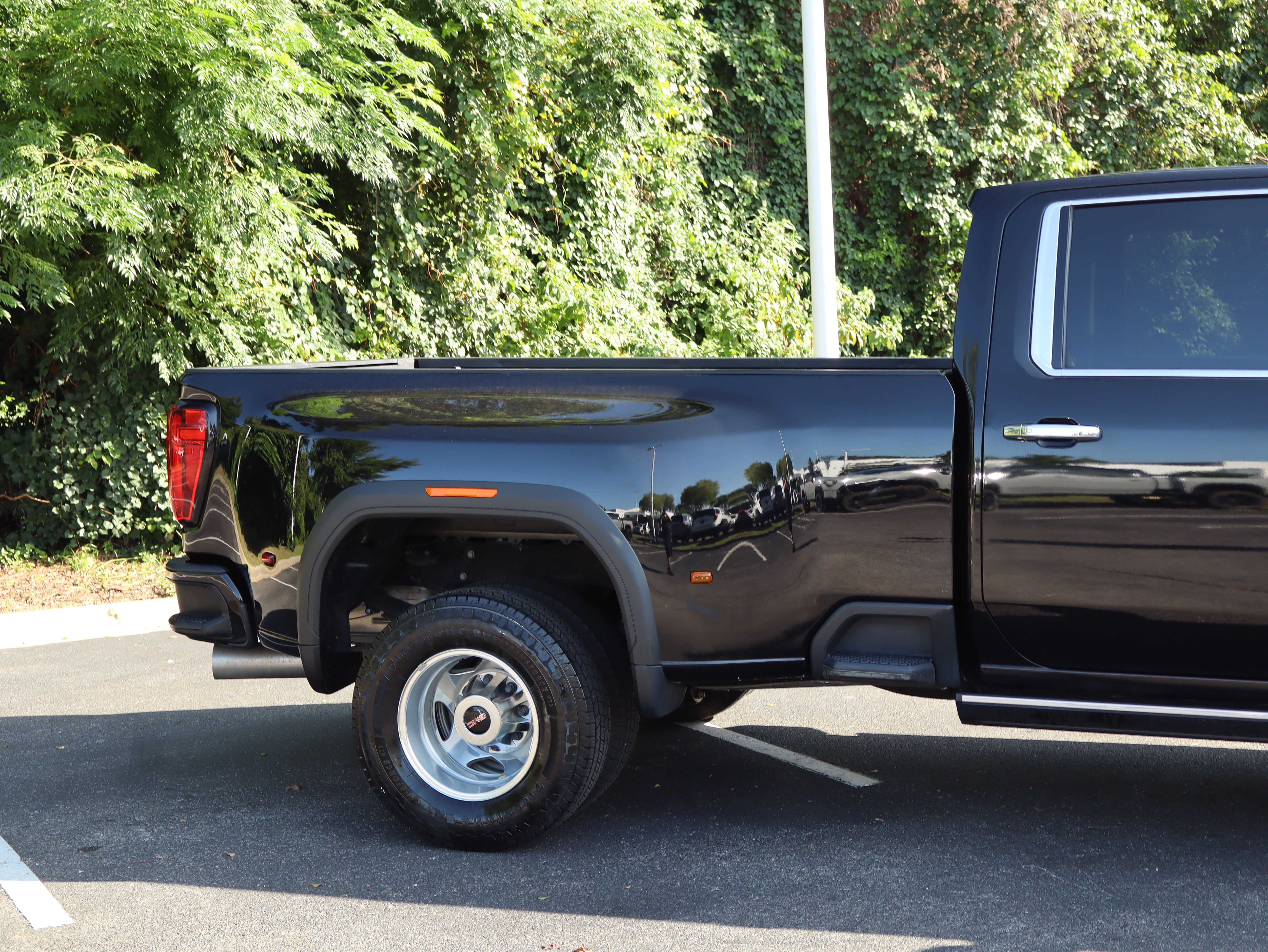 Used 2023 GMC Sierra 3500 Denali w/ Denali Ultimate Package AWD/4WD image 5