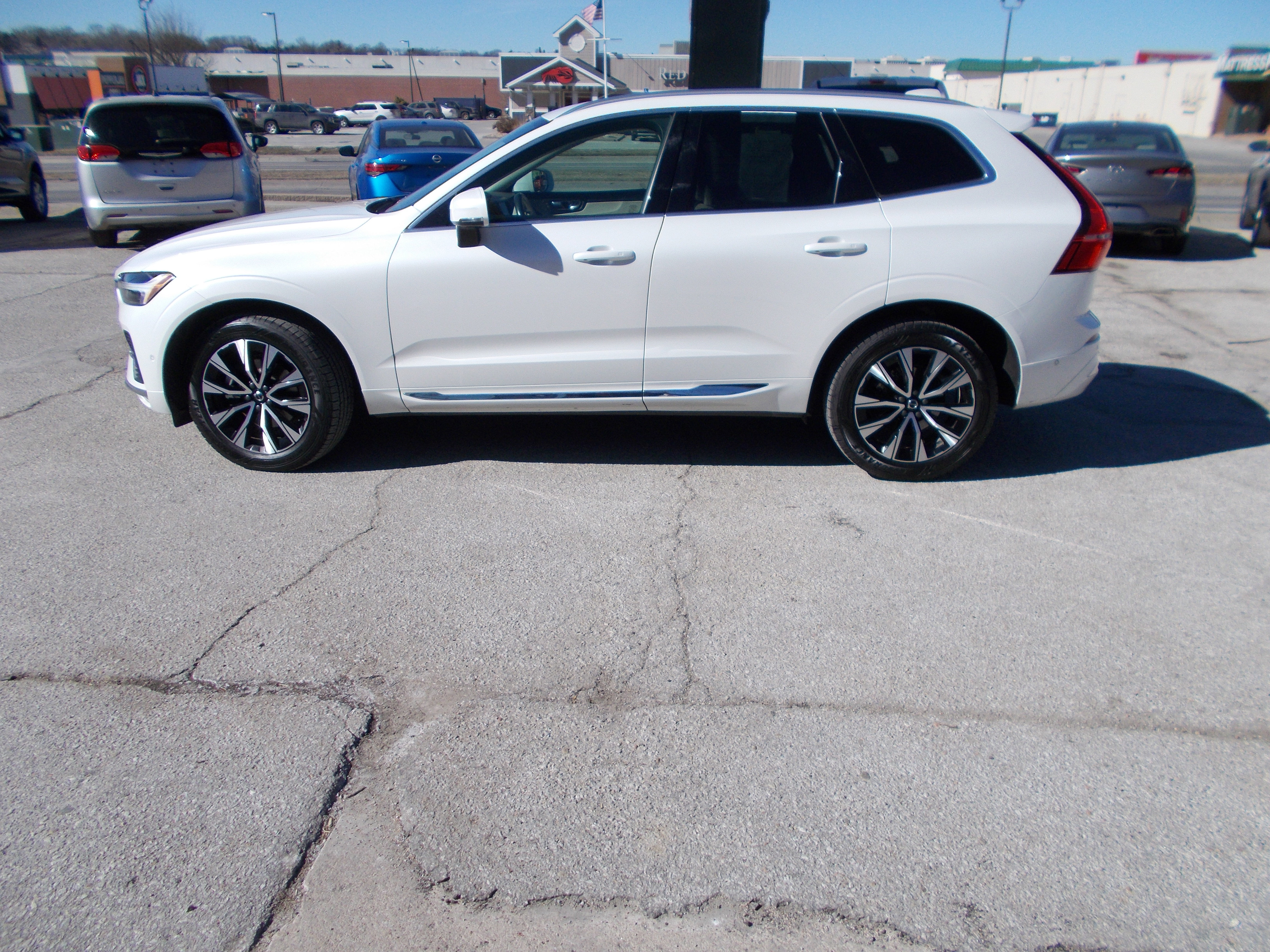 Used 2023 Volvo XC60 B5 Plus image 8