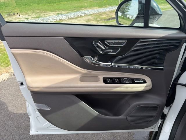 Used 2022 Lincoln Corsair AWD w/ Premium Package image 24