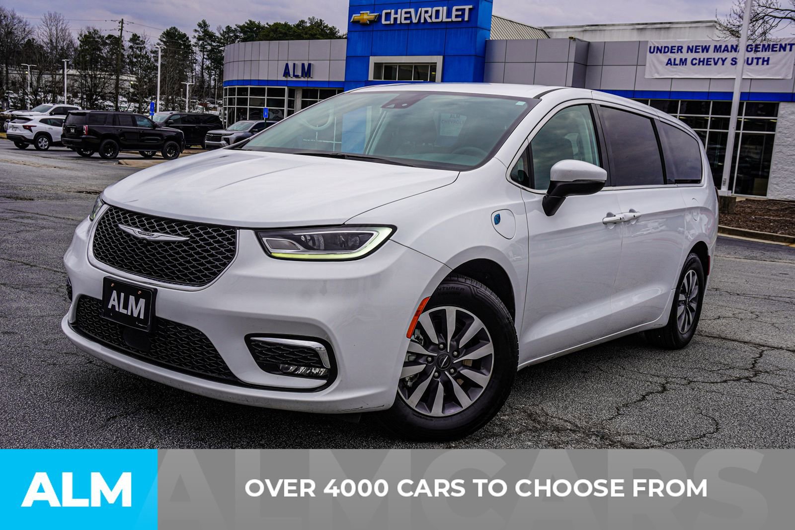 Used 2023 Chrysler Pacifica Touring-L image 3