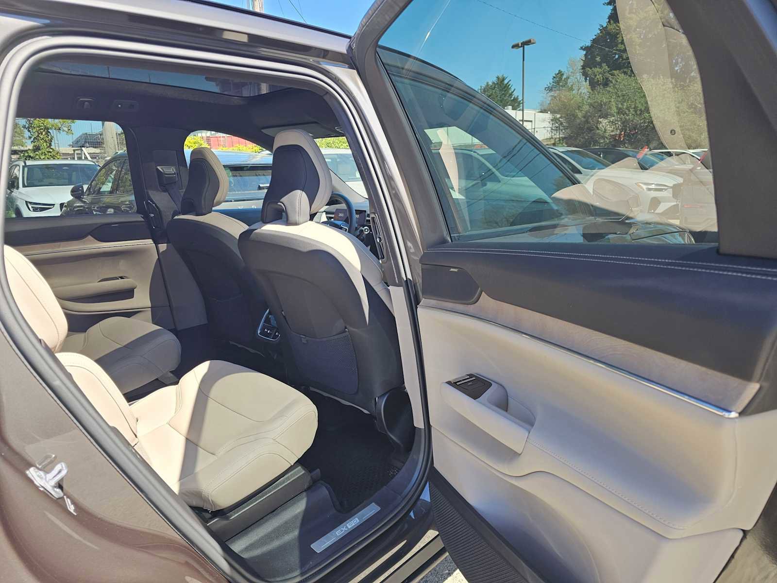 Used 2025 Volvo EX90 Ultra image 12