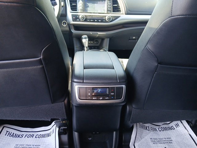 Used 2019 Toyota Highlander XLE AWD/4WD image 18