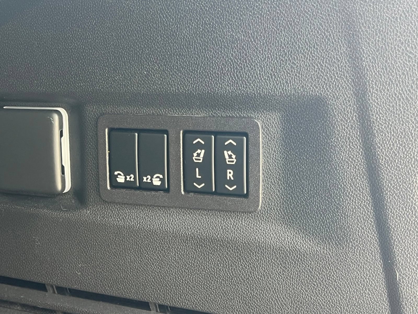 Used 2023 GMC Yukon Denali Ultimate AWD/4WD image 18