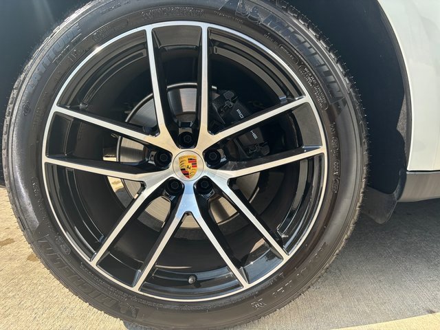 Certified 2025 Porsche Macan image 14
