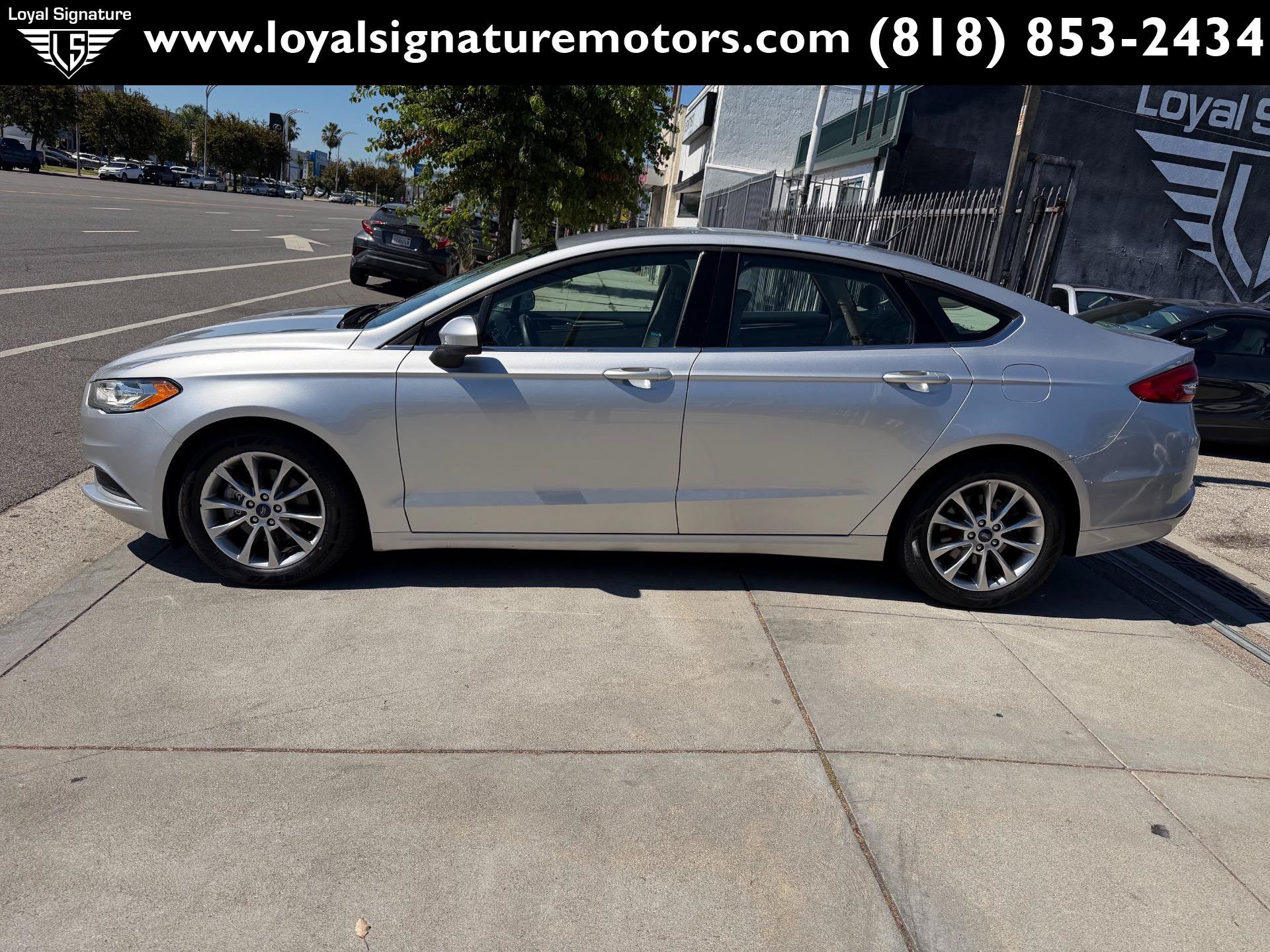 Used 2017 Ford Fusion SE w/ Fusion SE Technology Package FWD image 4