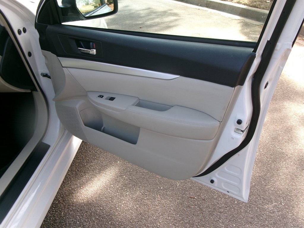 Used 2011 Subaru Legacy 2.5i Premium image 28