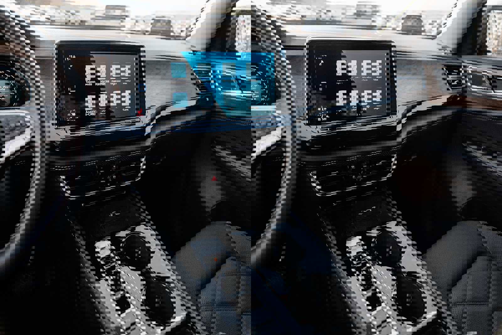 Used 2025 Volkswagen Atlas SE image 6