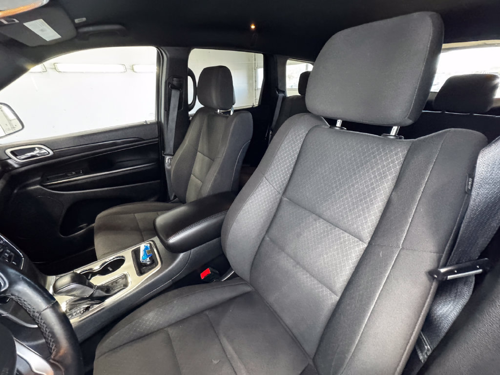 Used 2021 Jeep Grand Cherokee Laredo AWD/4WD image 14