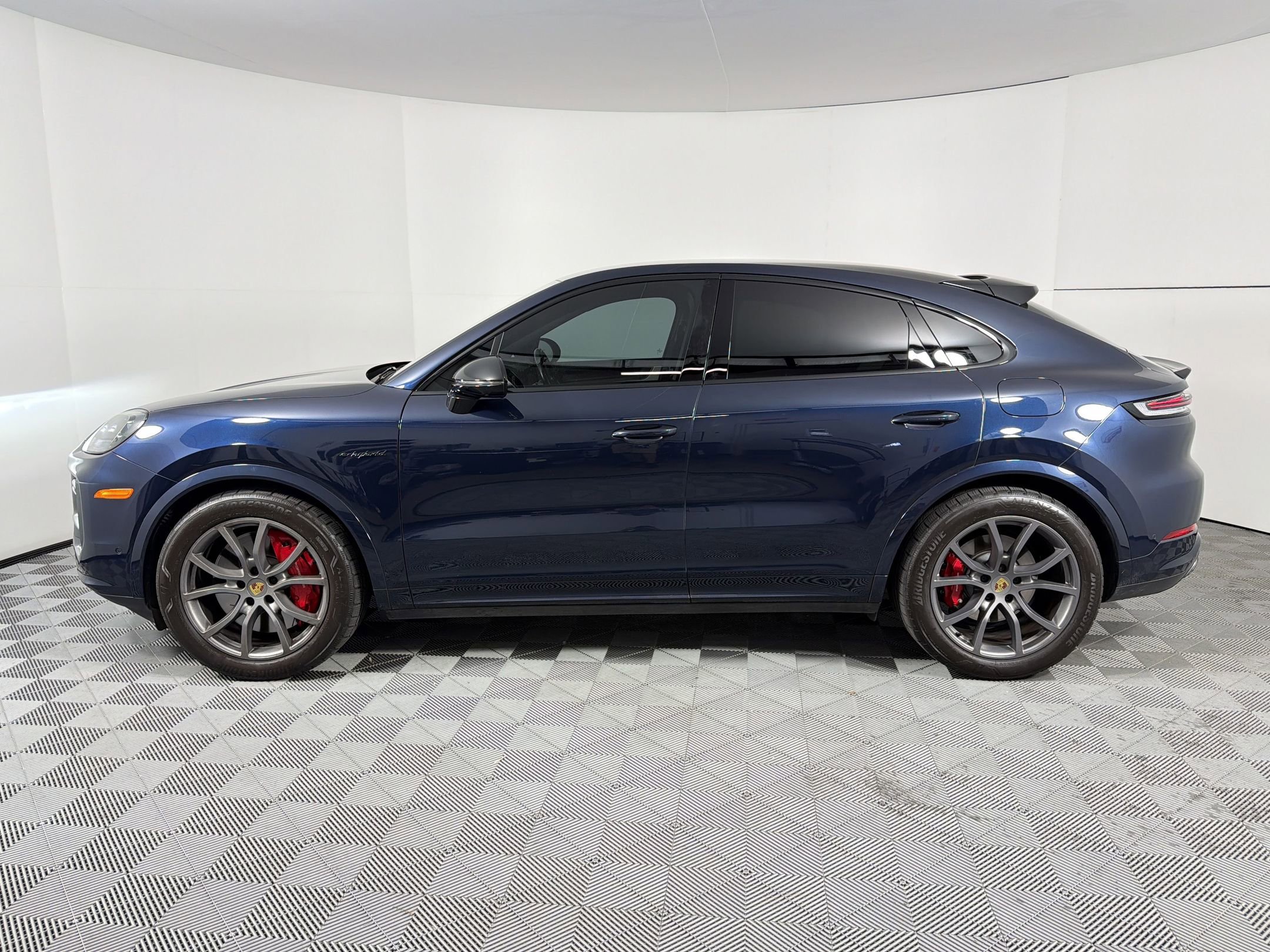 Certified 2024 Porsche Cayenne Turbo AWD/4WD image 2
