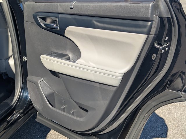 Used 2023 Toyota Highlander XLE image 16