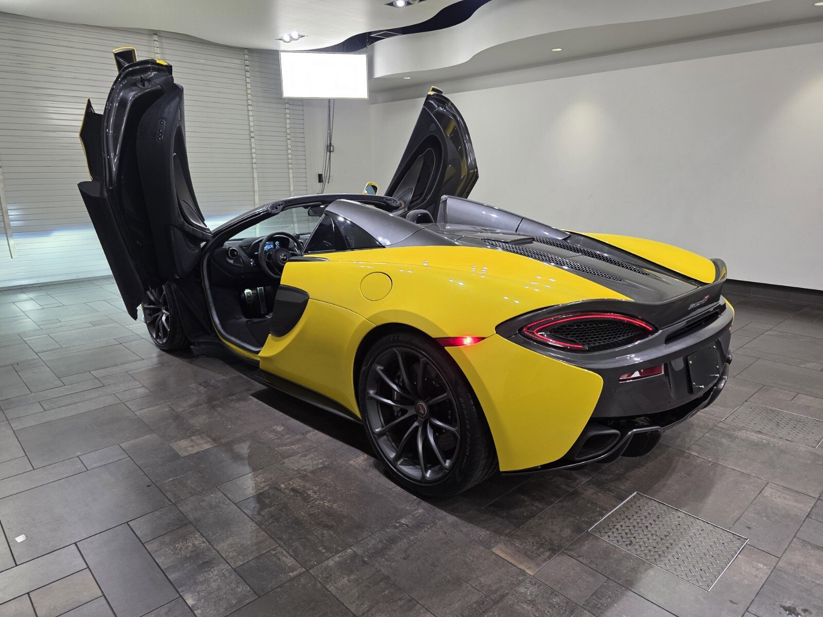 Used 2018 McLaren 570S Spider image 22