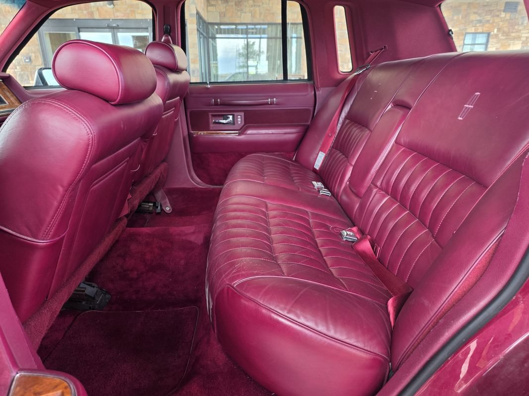 Used 1993 Lincoln Town Car Executive RWD image 16