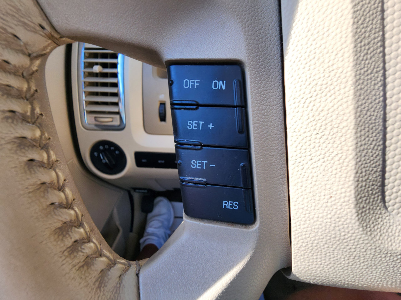 Used 2010 Ford Escape Limited image 23