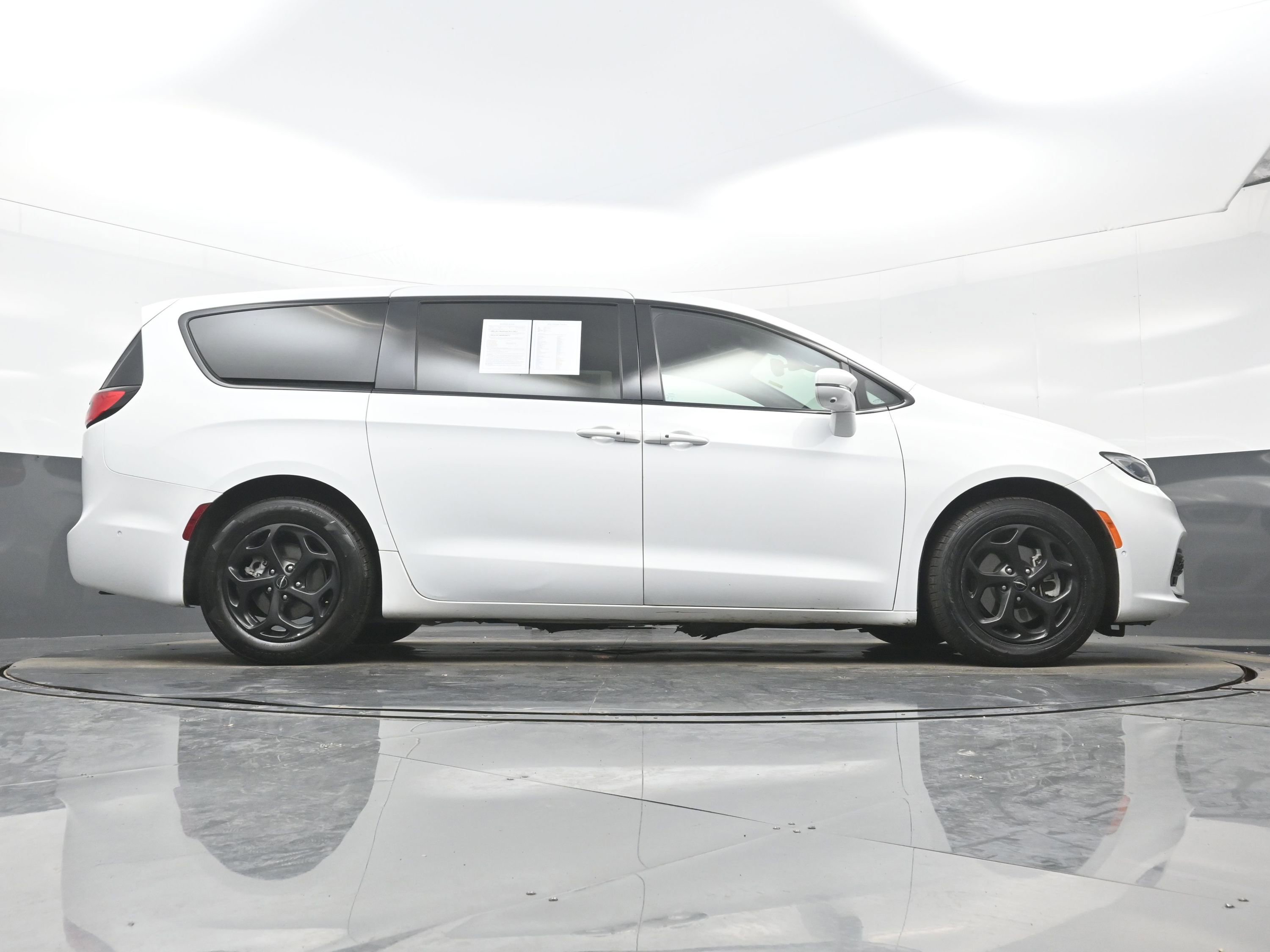 Used 2022 Chrysler Pacifica Touring-L w/ Uconnect Theater Family Group image 32