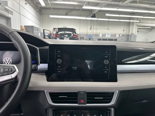 Used 2025 Volkswagen Taos SE w/ Panoramic Sunroof Package AWD/4WD image 5