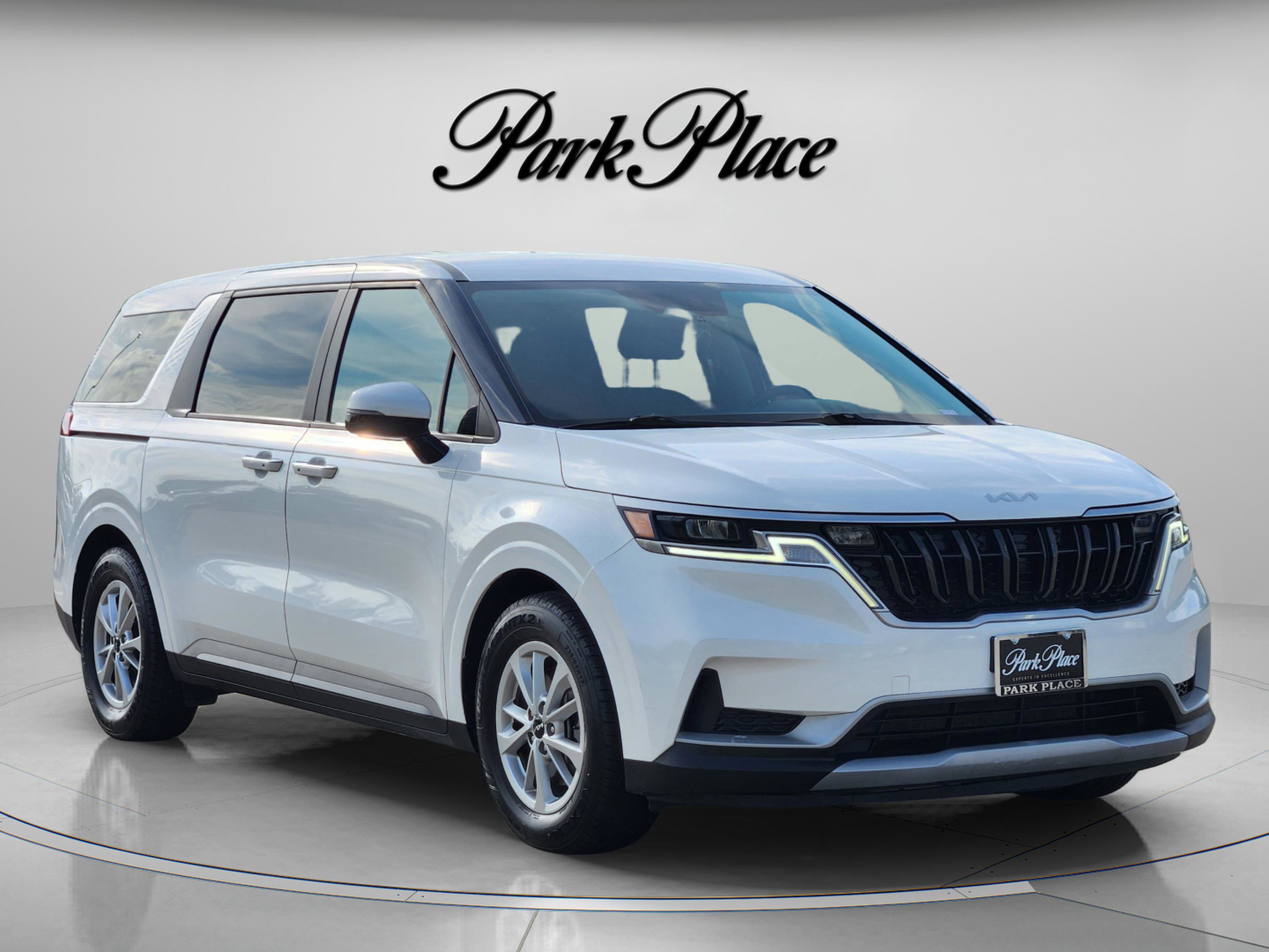 Used 2023 Kia Carnival LX image 4