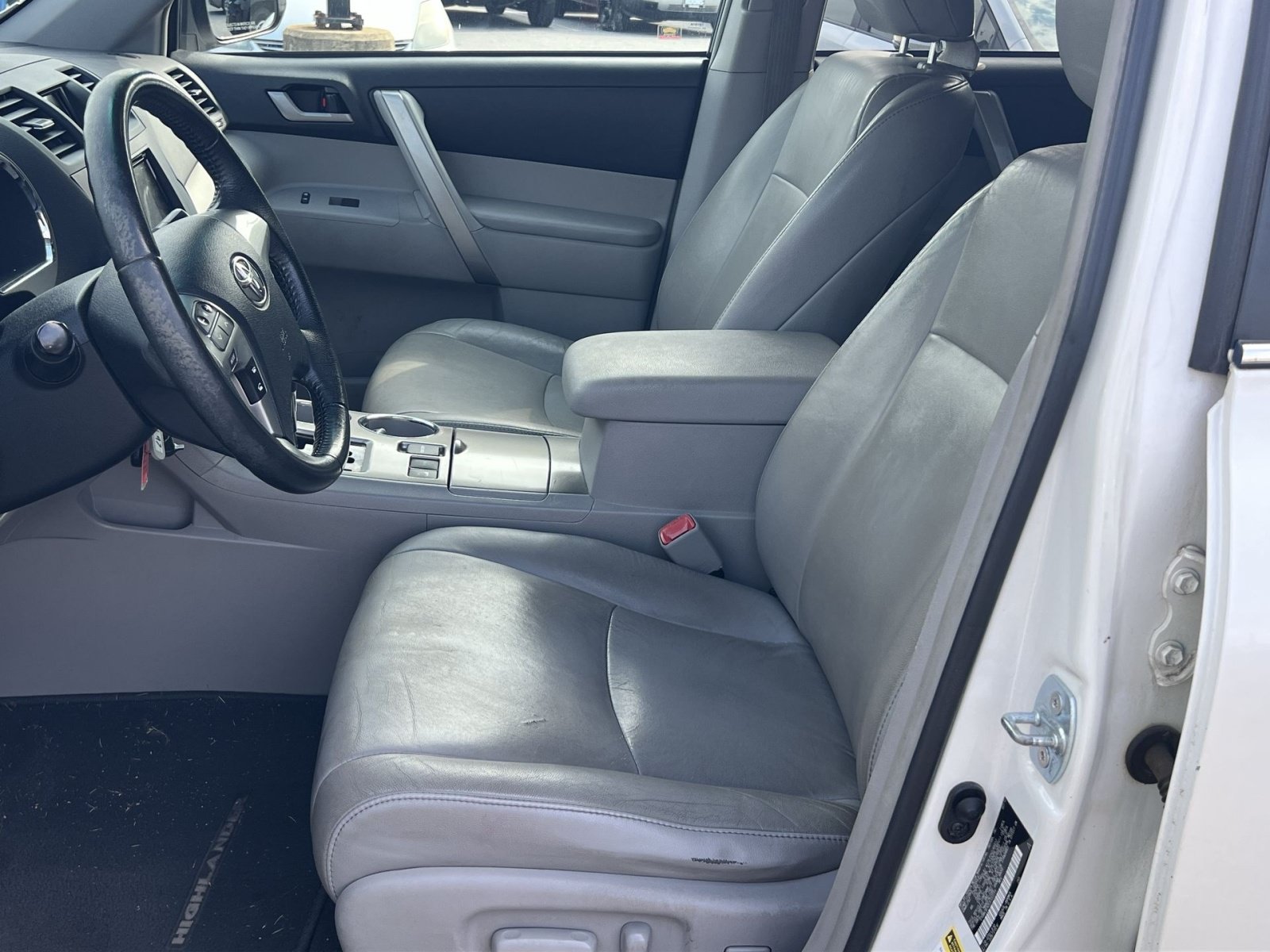 Used 2012 Toyota Highlander SE w/ Tow Pkg AWD/4WD image 13