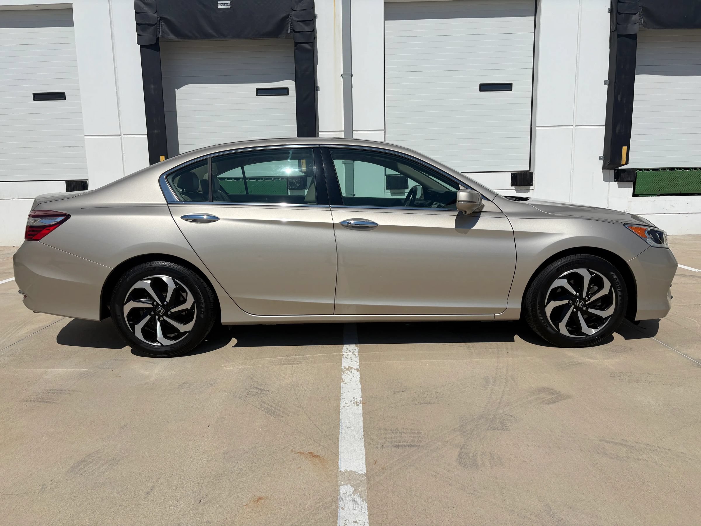 Used 2017 Honda Accord EX-L image 3