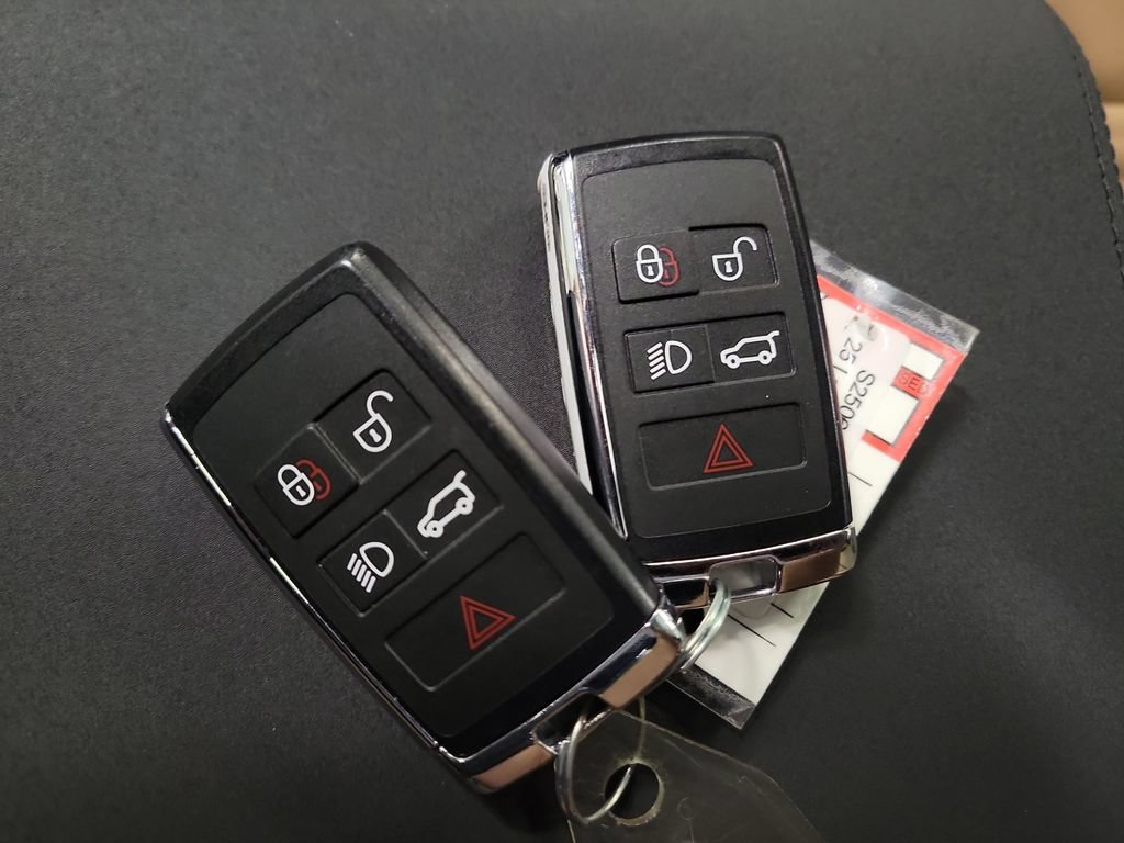 Used 2025 Land Rover Discovery Dynamic SE AWD/4WD image 19