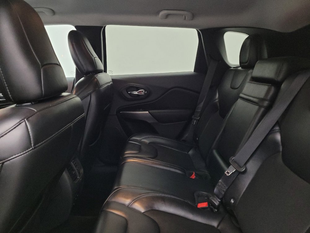 Used 2019 Jeep Cherokee Latitude Plus AWD/4WD image 18