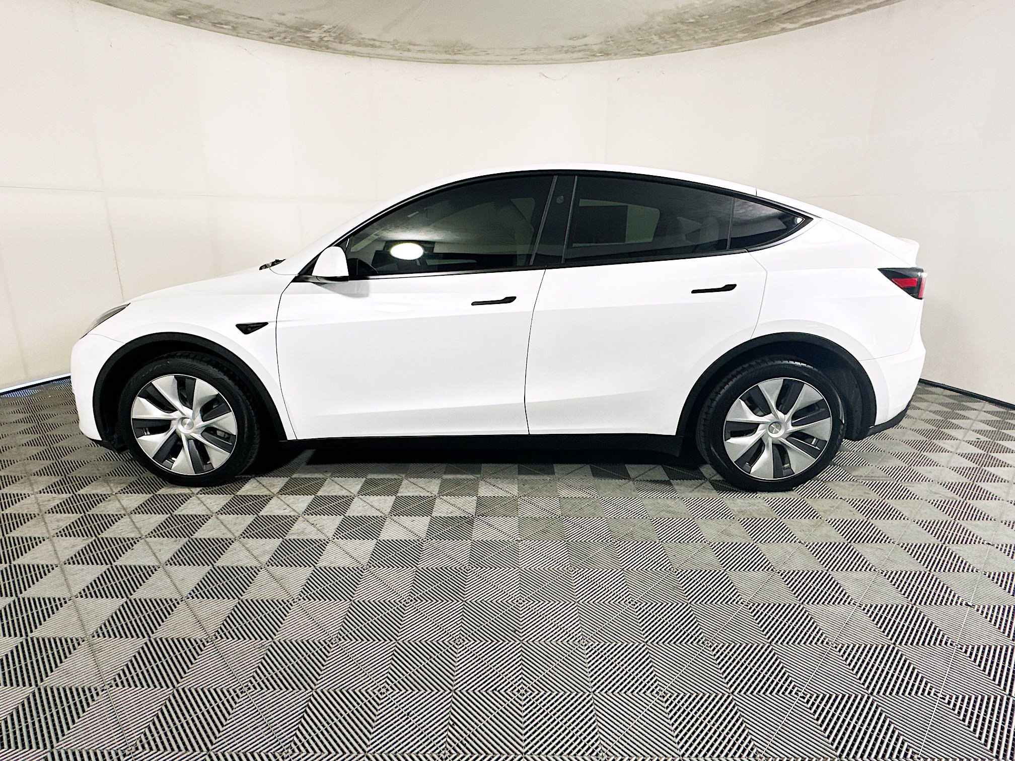 Used 2024 Tesla Model Y Long Range AWD/4WD image 6
