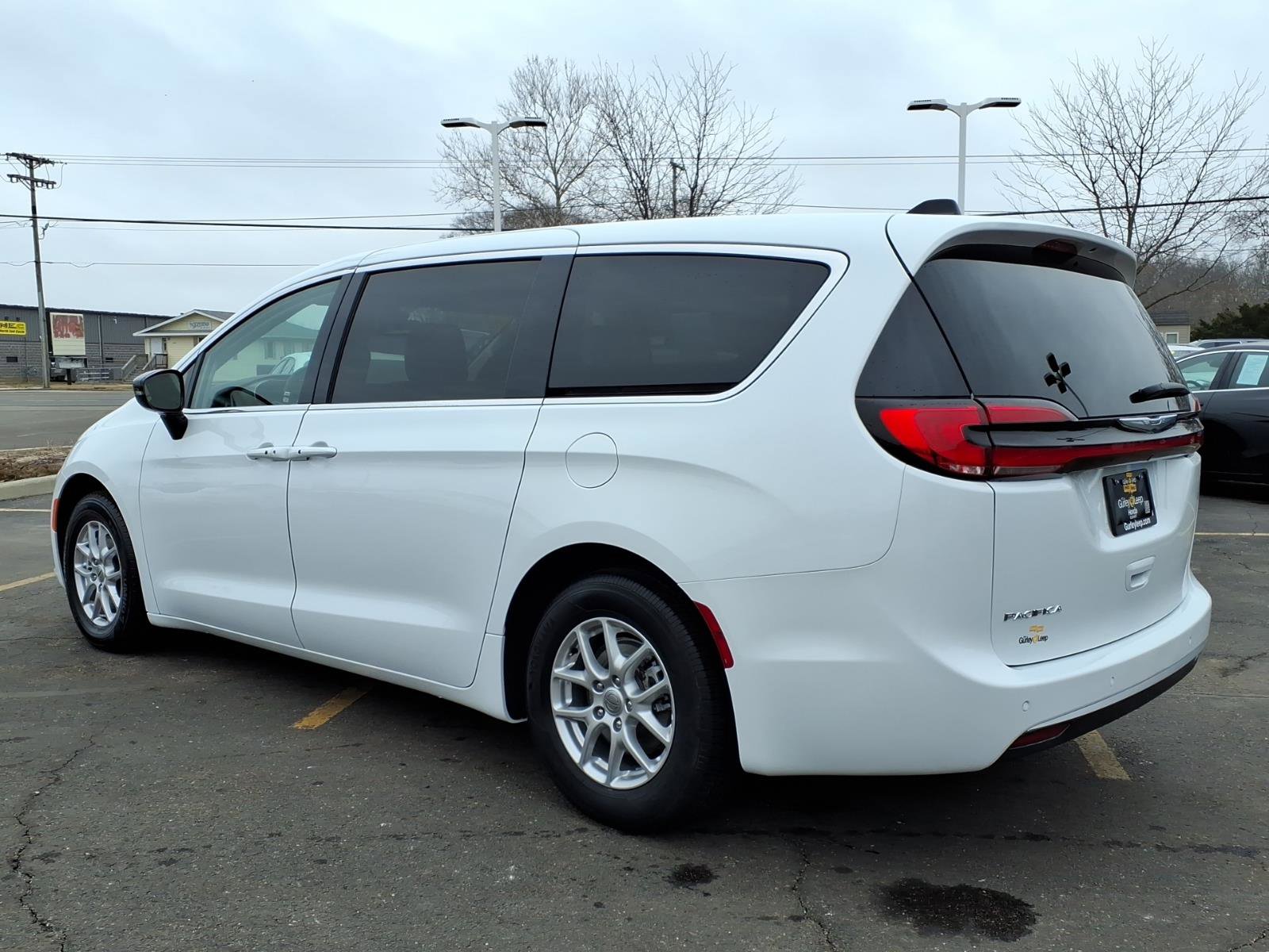 Used 2024 Chrysler Pacifica Touring-L image 9