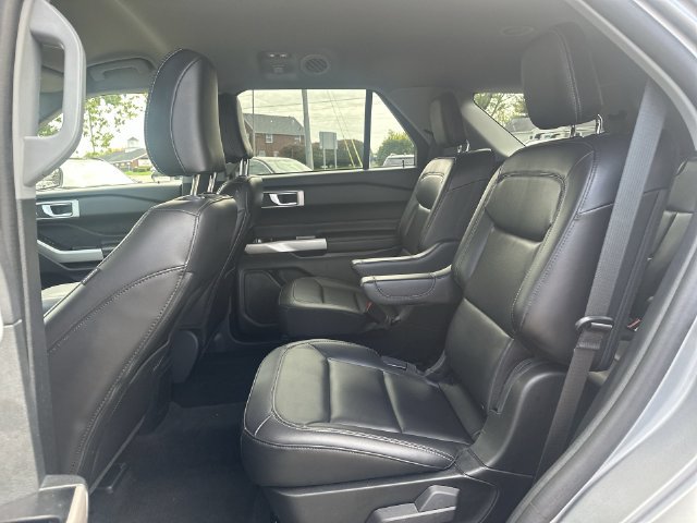 Used 2023 Ford Explorer XLT w/ Equipment Group 202A AWD/4WD image 32