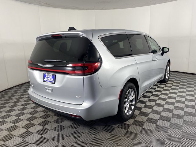 Used 2024 Chrysler Pacifica Touring-L AWD/4WD image 6